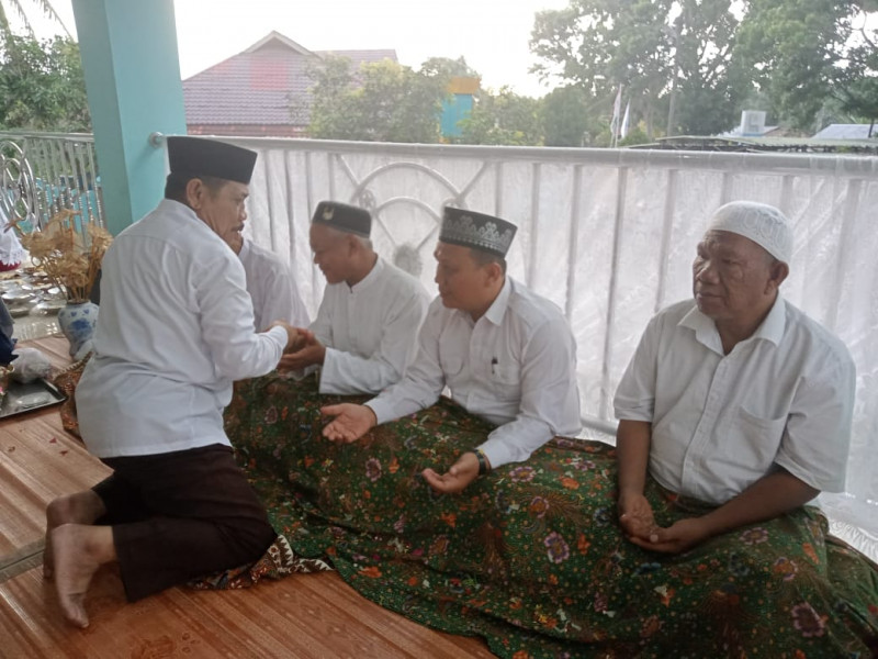 5 Pengurus Forum Muslim Peduli Kelurahan Galang Kota Tunaikan Ibadah Haji

Galang, desernews.com
Lima orang pengurus Forum Muslim Peduli Kelurahan Galang Kota, tahun 2023 ini berangkat menunaikan ibadah haji ke tanah suci.

Kelimanya masing masing Nurdin Barus (ketua), Bapak Edi Sutoro, Bapak Ichsanul Arifin Lubis, Bapak Tugiman dan Bapak M Yakub (penasehat).

Atas keberangkatan ke lima pengurus mobil ambulan milik Forum Muslim Peduli Kelurahan Galang Kota tersebut ke tanah suci, sejumlah alim ulama, tuan guru dan ibu ibu perwiritdan di Galang Kota turut mendoakan keberangkatan mereka.

Semoga diberikan kekuatan dan kesehatan selama menjalani ibadah haji di tanah suci. Amin ya rabbal alamin.

Turut mendoakan diantaranya Ketua Majelis Ulama Indonesia Kecamatan Galang, al mukarrom Al Ustadz Buya H Ramlan, H M Amin, Al Ustadz Syafrizas, H Zulkifli Barus, Al Ustadz H Abror Rangkuti, H Syahrial Efendi Sinaga, Kapten Purn H T Nasution, H Edrianto Tanjung, Hj T Masitoh, Hj Rumini, Ibu Saodah dan ibu ibu perwiritdan lainnya. (Ring)



