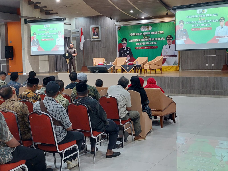 Kejaksaan Tinggi Bekerja Sama dengan Pemko Banda Aceh Laksanakan  Sosialisasi Penanganan Perkara Korupsi Dana Desa

Elbagus.com, Banda Aceh
Pemerintah Kota Banda Aceh bekerjasama dengan Kejaksaan Tinggi (Kejati) Aceh melaksanakan  kegiatan Penerangan Hukum Tahun 2023 dan Sosialisasi Penanganan Perkara Korupsi Dana Desa.

Kegiatan yang dibuka oleh Pj Walikota Banda Aceh Bakri Siddiq ini berlangsung di Aula Lantai IV Gedung Mawardy Nurdin, Balai Kota Banda Aceh, Kamis (11/5/2023). 

Kegiatan ini turut dihadiri Plh Kasi Penkum Kejati Aceh Ali Rasab Lubis, Sekda Pemko Banda Aceh Amiruddin, Kepala DPMG Kota Banda Aceh, Keuchik, Camat dan Kepala Organisasi Perangkat Daerah (OPD) se-Kota Banda Aceh.

Dalam sambutannya, Kepala Kejati Aceh Bambang Bachtiar, S.H., M.H diwakili Asisten Intelijen Kajati Aceh Mukhzan SH MH menyampaikan pembangunan desa bertujuan untuk meningkatkan kesejahteraan masyarakat desa dan memerangi kemiskinan melalui pemenuhan kebutuhan dasar, pembangunan sarana dan prasarana desa, pengembangan potensi ekonomi lokal serta pemanfaatan sumber daya manusia dan lingkungan secara berkelanjutan.

Dalam konteks pembangunan desa, tujuan utama adalah untuk mengurangi disparitas antara desa dan kota, serta memperkuat ketahanan ekonomi dan sosial di tingkat lokal. 

“Tujuan pembangunan desa juga termasuk upaya untuk meningkatkan partisipasi masyarakat dalam pembangunan, mengembangkan kemandirian desa, dan menciptakan tata kelola yang baik di tingkat desa,” kata Mukhzan dalam paparannya.

Mukhzan menyebutkan, sejak tahun 2015 Pemerintah Pusat sudah mengucurkan dana yang begitu besar untuk desa-desa seluruh Indonesia. Khusus untuk  Kota Banda Aceh sudah dikucurkan sebesar Rp 587,4 M dalam tujuh tahun.

“Dana sebesar itu sudah kemana saja kita gunakan. Apa sudah menjawab cita-cita kita untuk membangun pertumbuhan ekonomi masyarakat desa,” ucap Mukhzan.

Oleh karena itu, Mukhzan mengajak para pemimpin desa atau keuchik untuk menggunakan dana desa tersebut sesuai aturan yang ada, peruntukannya harus berdampak pada peningkatan ekonomi masyarakat.

“Bagaimana peningkatan ekonomi di desa sehingga kita punya suatu dorongan bahwa tahun ini lebih baik dari tahun kemarin. Harus ada peningkatan. Harus mampu bawa bawa masyarakat kita secara ekonomi mapan, kesehatan layak dan juga pendidikan yang bagus,” ujarnya.

Sementara itu, Pj Walikota Banda AcehBakri Siddiq saat membuka kegiatan ini mengatakan, penerangan hukum dan sosialisasi tentang Penanganan Perkara Korupsi Dana Desa merupakan bentuk ikhtiar pemerintah untuk membangkitkan perekonomian di seluruh gampong yang ada di wilayah Kota Banda Aceh.

Kata Bakri, jumlah dana desa yang besar hari ini menjadi sesuatu hal yang sangat menggiurkan bagi semua orang untuk melakukan tindakan  korupsi, apalagi ranahnya berada di gampong yang wilayahnya tidak terlalu besar.

“Karenanya, kegiatan ini menjadi penting karena dapat memberikan pemahaman terkait ketentuan ketentuan dalam pengelolaan Dana Desa sehingga dapat mencegah penyimpangan dalam pengelolaan Dana Desa,” ujarnya.

Selain itu, Pj wali kota mengatakan kegiatan tersebut juga dapat meningkatkan ketaatan hukum kepada para perangkat gampong secara khusus dalam menjalani hak dan kewajibannya serta tugas-tugas dan fungsi dalam menjalankan pemerintahan desa.

“Tentunya ini menjadi ikhtiar bersama kita untuk bisa melakukan langkah-langkah preventif mencegah korupsi di semua lini pemerintahan guna menciptakan percepatan kesejahteraan masyarakat di gampong,” kata Bakri Siddiq.

 Bakri Siddiq berharap kepada para keuchik agar mengikuti kegiatan tersebut dengan sungguh-sungguh karena dengan ilmu yang diperoleh menjadi bekal bagi para mereka dalam mengelola dana desa dengan sebaik-baiknya dan sebenar-benarnya.

“Sehingga dana desa yang dikucurkan dapat bermanfaat untuk membangkitkan perekonomian gampong serta mendukung kemandirian masyarakat gampong,” ujar Bakri.

Dalam kesempatan ini, ia juga menyampaikan bahwa sesuai Undang-undang Nomor 28 Tahun 2022 tentang Anggaran Pendapatan dan Belanja Negara Tahun Anggaran 2022, Dana Desa diutamakan penggunaannya terhadap program pemulihan ekonomi nasional, pemerintah tetap memprioritaskan BLT-Desa.

“Namun, di tahun 2023 ini ada perubahan sedikit dari ketentuan penggunaan dana desa seperti yang telah diatur dalam Permendes No 8 Tahun 2022 yaitu terkait BLT dana desa dan Dana Operasional Pemerintah desa,” ungkap Bakri.

Disampaikannya, Dana Operasional pemerintah desa paling banyak 3 persen dan BLT dana desa maksimal 25 persen dari pagu dana desa di setiap desa.

Kegiatan ini kemudian dilanjutkan dengan penyampaian materi oleh Kepala Seksi Sosial, Budaya dan Kemasyarakatan pada Asisten Intelijen Kejati Aceh, Dedi Taufiq. Ia memaparkan materi “Program Jaksa Jaga Desa”.

Kemudian disampaikan juga materi “Peran Jaksa Pengacara dalam Pendampingan Hukum” oleh Jaksa Fungsional Pada Asisten Perdata dan Tata Usaha Negara Kejati Aceh, Armanto SH.

Kegiatan ini diakhiri dengan sesi diskusi yang dimoderatori oleh Kadis Pemberdayaan Masyarakat Gampong Kota Banda Aceh, Muhammad Syaifuddin Ambia.(TJ/DN)
