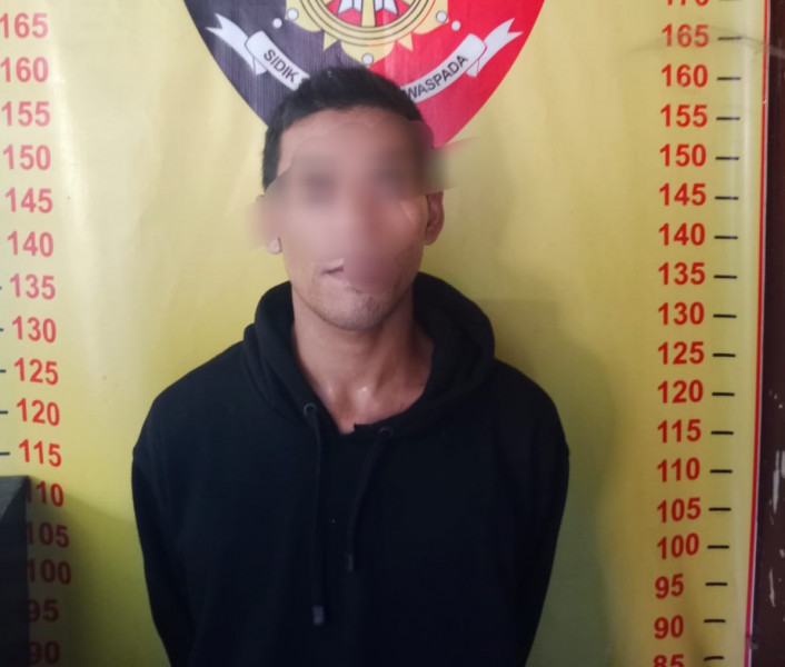 Polsek Galang Ringkus Pelaku Pencuri Bahan Bangunan di Jalan Sempurna


Elbagus, Galang
Personil Reskrim Polsek Galang Polresta Deli Serdang berhasil meringkus seorang maling bahan bangunan, RA 23 tahun, 

Pelaku mencuri bahan bahan bangunan milik Budi Dharma yang ia simpan di tempat lokosi rumahnya di jalan Sempurna Link. VI Kelurahan Galang Kota Kecamatan Galang Kabupaten Deli Serdang, Minggu 14 Mei 2023 sekira pukul 10.00 wib

Keterangan yang diperoleh media, penangkapan RA, 23 tahun,warga jalan Sempurna Link VI Kelurahan Galang Kota Kecamatan Galang berdasarkan Laporan Polisi Nomor : LP/43/III/2023/SPKT/POLSEK GALANG/POLRESTA DELI SERDANG/ tanggal 18 Maret 2023 dengan Pelapor A.n BUDI DHARMA

Dalam laporan pengaduannya, Budi menyebutkan jika terjadi tindak pidana Pencurian bahan bahan bangunan milik Budi Dharma yang ia simpan di tempat pembangunan rumahnya yang berada di Jl. Sempurna Link. VI Kel. Galang Kota Kec. Galang Kabupaten Deli Serdang.

Mendapat laporan pengaduan, Personel Reskrim Polsek Galang Polresta Deliserdang dipimpin Kanit Reskrim Ipda Bines P Saragih SH melakukan penyelidikan. 

Petugas mendapat informasi yang layak di percaya bahwa seorang pelaku pencurian yang bernama RA sedang berada di gudang truk yang berada di Jalan Perintis Kemerdekaan Link III Kelurahan Galang Kota.

Selanjutnya petugas bergerak ke sana mendatangi tempat yang dimaksud dan menangkap pelaku sedang duduk duduk di bersama temannya.

Setelah diintrogasi petugas ianya mengakui semua perbuatannya. Dan selanjutnya pelaku diboyong petugas ke Mapolsek Galang untuk proses penyidikan.

Kapolsek Galang AKP P Sarianto Simbolon SH saat dikonfirmasi Redaksi24jam membenarkan Rosan Afandi diamankan di Polsek Galang

Hasil interogasi awal, selain mencuri milik korban, Rosan Afandi diduga terlibat kasus pencurian di Gereja Khatolik di Jalan perintis Lingkungan 4 Kelurahan Galang Kota dan sebelumnya sudah dilaporkan ke Polsek Galang (lb)