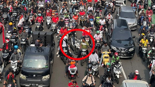 Foto: Motor ditinggal di tengah pawai atlet SEA Games (dilingkari merah)-(Silvia-detikcom)

