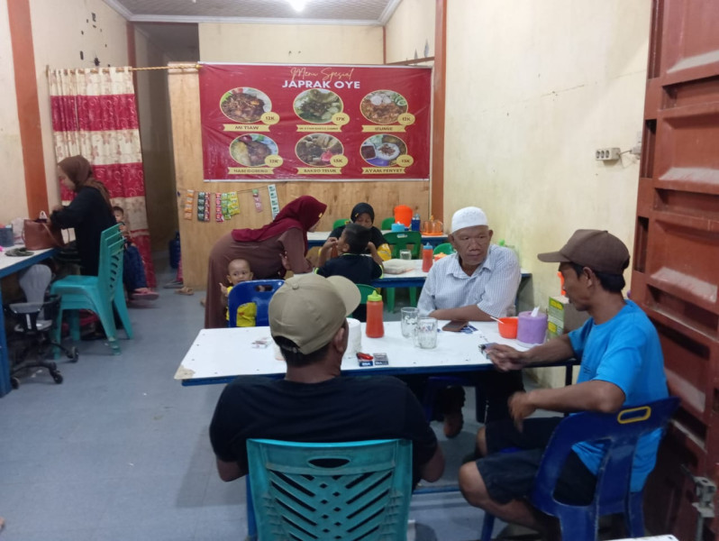 Caleg Partai Gelora, H Nurdin Barus Bersilaturahmi dengan Warga Pagar Merbau Sambil Makan Bakso

Pagar Merbau, elbagus.com
H Nurdin Barus, calon legislatif dari Partai Gelora terus melakukan silaturahmi kepada konstituennya ke desa desa. 

Mantan wartawan itu melakukan silaturahmi tidak hanya ke rumah rumah, tetapi juga mengajak konstituennya makan bakso ke warung.

Seperti yang dilakukan Sabtu kemarin, politisi dari partai pimpinan Anies Mata itu mengajak dua kepala keluarga warga Pagar Merbau, Burhanudin dan Budi makan bakso di salah satu warung di kecamatan itu.

H Nurdin Barus caleg DPRD Kabupaten Deli Serdang Dapil I meliputi Kecamatan Galang, Pagar Merbau, Lubuk Pakam, Beringin dan Pantai Labu. Ia merupakan caleg yang tidak sungkan untuk bertemu langsung dengan warga. (Lilik)


