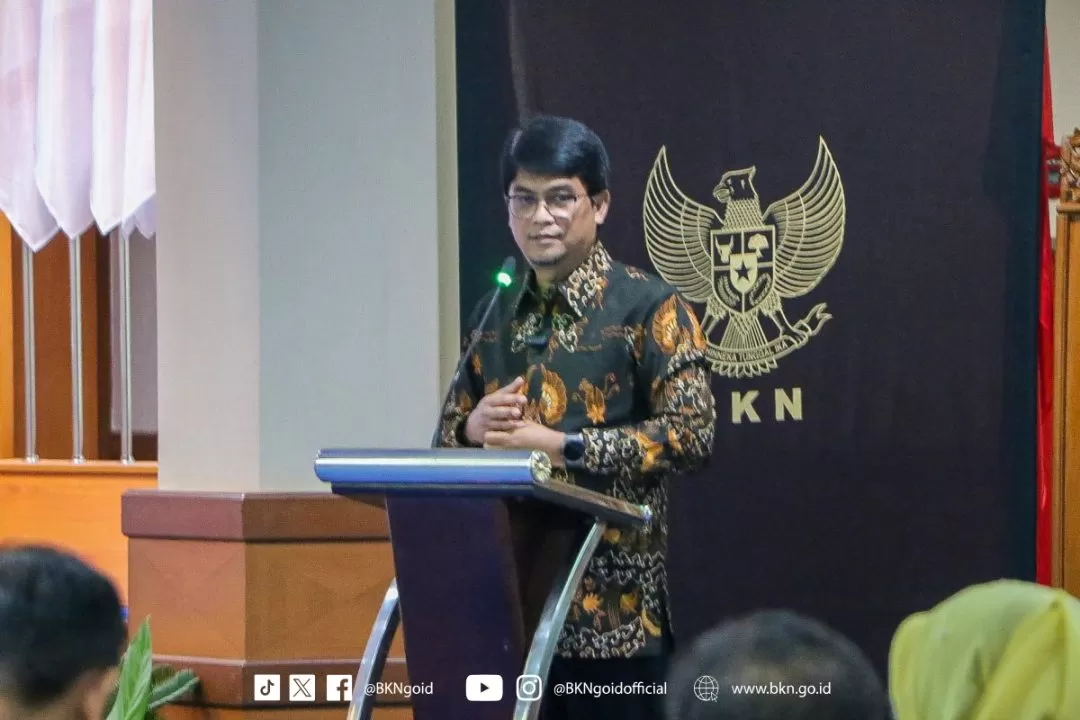 




Medan, desernews.com
Sebanyak 1.290 Nomor Induk (NI) PPPK dari Mandailing Natal (Madina) hasil seleksi 2023 masih ditahan Badan Kepegawaian Negara (BKN).

Hingga Sabtu (30/3/2024), belum satu pun NI PPPK dari Mandailing Natal yang disetujui oleh BKN.


Untuk tenaga guru, BKD atau Pemkab Madina mengusulkan NI PPPK sebanyak 837 orang.


Sementara untuk tenaga kesehatan atau nakes, Pemkab Madina mengusulkan NI PPPK sebanyak 425 orang.

Untuk tenaga teknis, Pemkab Madina mengusulkan NI PPPK untuk 28 orang.

Namun Badan Kepegawaian Negara belum satupun memberikan ACC (persetujuan) Nomor Induk kepada ratusan tenaga guru, tenaga teknis dan tenaga kesehatan yang menang di seleksi PPPK 2023 Kabupaten Madina.

Info perkembangan penetapan NI PPPK Kabupaten Madina ini bisa dilihat di Instagram @officialbkn6medan atau Instagram resmi milik BKN Kantor Regional VI Medan.

Seleksi PPPK Madina Bermasalah
Diketahui, Plt Kepala BKN Haryomo Dwi Putranto dalam rapat kerja dengan Komisi II DPR RI, Rabu (13/3/2024) mengatakan, Kabupaten Madina tidak ditetapkan dulu NI-nya terkait kasus seleksi PPPK 2023.

BKN juga sudah berkoordinasi dengan Polda Sumut terkait seleksi PPPK Madina 2023 ini.


“Untuk kasus Madina dan 5 kabupaten kota di Sumatera Utara, kita sudah koordinasi dengan Polda Sumatera Utara. Sudah ditetapkan tersangkanya, kepala dinas dan pejabat terkait,” jelasnya.

Plt Kepala BKN mengakui ada menerima surat dari pimpinan DPRD di Sumatera Utara meminta pembatalan SKTT, tapi Bupati Madina tidak mau membatalkan SKTT tersebut.


Sehingga BKN pun mengambil kebijakan dengan menahan NI PPPK Madina 2023.


“Bahkan BKN pernah menerima surat dari pimpinan DPRD di Sumatera Utara. Agar mereka yang kemarin yang diloloskan, karena SKTT itu nilainya 30 persen. Itu dibatalkan,” katanya.

“Tapi sampai sekarang kabupaten tersebut tidak membatalkan. Maka kami mengambil tindakan. Mereka tidak kita tetapkan nomor NI-nya dulu. Kita hold. Karena ini belum selesai. Yang lain tetap jalan,” kata Kepala BKN lagi.

Dalam kasus PPPK Madina 2023 ini, Polda Sumut sudah menetapkan enam orang tersangka yaitu Kadis Pendidikan Madina Dollar Siregar, Kepala BKD atau BKPSDM Abdul Hamid,  Bendahara Disdik Surni Dalimunthe, Kasi PAUD Dedi, Kasubag Umum Disdik Isman Batu