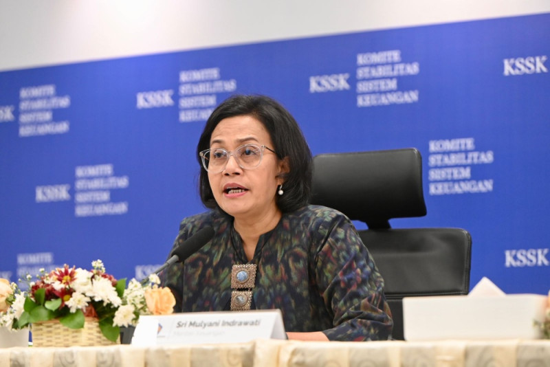 Gawat! Sri Mulyani Bilang Pencairan THR Bisa Mundur Abis Lebaran untuk PNS Ini



Jakarta, elbagus.com
Menteri Keuangan (Menkeu) Sri Mulyani Indrawati memastikan Tunjangan Hari Raya (THR) untuk aparatur sipil negara (ASN/PNS), TNI/Polri dan pensiunan setidaknya bisa cair H-10 lebaran. Namun, Sri Mulyani menyebut bisa terjadi THR bisa dibayarkan setelah lebaran. 

Pembayaran THR setelah lebaran ini terutama untuk para PNS di daerah-daerah tertentu. 

"THR akan dibayarkan paling cepat 10 hari sebelum Hari Raya Idul Fitri. Jadi apabila belum dibayarkan, dapat dibayarkan setelah Hari Raya Idul Fitri. Untuk beberapa daerah memang mungkin bukan Hari 
Raya Idul Fitri, dia bisa dibayarkan sesudahnya," ujarnya dalam konferensi pers di Jakarta, Jumat (15/3/2024). 

Namun, Mantan Direktur Pelaksana Bank Dunia ini memastikan para ASN juga akan mendapatkan gaji ke-13 yang pembayaranya paling cepat bulan Juni. 

"Sedangkan Gaji ke-13 akan dibayarkan Juni 2024 dan apabila belum selesai, bisa dibayarkan sesudah Juni," ucap Sri Mulyani. 

Komponen THR dan Gaji ke-13 
Presiden Joko Widodo (Jokowi) telah meneken aturan soal ketentuan Tunjangan Hari Raya (THR) dan Gaji ke-13 untuk para Aparatur Sipil Negara (ASN). Aturan itu termaktub dalam Peraturan Pemerintah RI Nomor 14 Tahun 2024. 

Adapun, Jokowi mengatur komponen besaran THR yang didapat oleh para ASN nanti. Sehingga, tidak hanya gaji pokok, komponen THR juga berupa tunjangan yang melekat. 

Berikut komponen besaran THR dan Gaji ke-13 sesuai Pasal 6 PP 14/2024 untuk para PNS, PPPK, Prajurit TNI, Anggota Polri, Pejabat Negara, Dewan Pengawas Komisi Pemberantasan Korupsi, pimpinan Lembaga Penyiaran Publik, dan Pegawai Non-Pegawai Aparatur Sipil Negara yang bertugas pada Lembaga Penyiaran Publik, terdiri atas: 

1. Gaji pokok
2. Tunjangan keluarga
3. Tunjangan pangan
4. Tunjangan jabatan atau tunjangan umum
5. Tunjangan kinerja 

Berikut komponen THR dan gaji ke-13 yang anggarannya bersumber dari APBD bagi PNS dan PPPK :

1. Gaji pokok
2. Tunjangan keluarga
3. Tunjangan pangan
4. Tunjangan jabatan atau tunjangan umum
5. Tambahan penghasilan paling banyak sebesar yang diterima dalam satu bulan bagi instansi pemerintah daerah yang memberikan tambahan penghasilan dengan memperhatikan kemampuan kapasitas fiskal daerah dan sesuai dengan ketentuan peraturan perundang-undangan. Sumber : Suara
