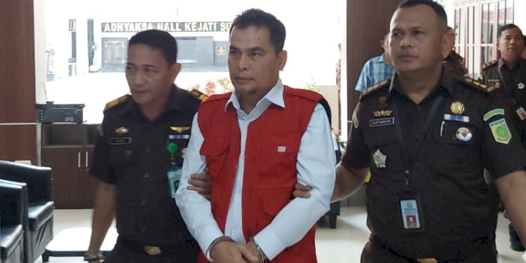 Kejatisu Tahan Kadis Kesehatan Sumut, Alwi Mujahit

Diduga Terlibat Tindak Pidana Korupsi, Kadis Kesehatan Sumut Ditahan Kejaksaan Tinggi Sumatera Utara

Medan, elbagus.com
Diduga terlibat dalam tindak pidana korupsi, Kadis Kesehatan Sumatera Utara, Alwi Mujahit datahan Kejaksaan Tinggi Sumatera Utara.

Kejaksaan Tinggi Sumatera Utara (Kejatisu) menetapkan sekaligus melakukan penahanan terhadap 2 (dua) orang tersangka pelaku tindak pidana korupsi,  Rabu,  (13 /03/2024).

Keduanya diduga terlibat dalam perkara dugaan penyelewengan dan mark up Program Pengadaan Penyediaan Sarana, Prasarana Bahan dan Peralatan Pendukung Covid -19 berupa Alat Perlindungan Diri (APD) di Dinas Kesehatan Provinsi Sumatera Utara Tahun Anggaran 2020.

"Kedua orang tersangka tersebut adalah dr AMH (selaku Kepala Dinas Kesehatan Provinsi Sumatera Utara/ Pengguna Anggaran) dan saudara RMN (swasta/rekanan," kata Kepala Seksi Penerangan Hukum Kejatisu, Yos Arnold Tarigan lewat pernyataan tertulisnya.

Sebelumnya, imbuh dia, Tim Pidsus telah menemukan bukti permulaan yang cukup dan sejumlah pihak terkait telah dipanggil untuk dimintai keterangan sehingga kasus tersebut ditingkatkan dari penyelidikan ke penyidikan.

"Dalam rangka efektivitas proses penyidikan, serta berdasarkan pertimbangan obyektif dan subyektif sebagaimana diatur dalam Pasal 21 KUHAP, terhadap kedua tersangka dilakukan penahanan selama 
20 hari ke depan. Kedua tersangka ditahan di dua tempat berbeda yaitu Rutan Pancur Batu dan di Rutan Labuhan Deli. Penahanan dilaksanakan berdasarkan Surat Perintah Penahanan Tingkat Penyidikan," kata Yos.

Yos Tarigan lebih lanjut mengungkap soal kronologi kejadian kasus ini.

Pada 2020 lalu, telah diadakan pengadaan APD (Alat Pelindung Diri) dengan nilai kontrak sebesar Rp.39.978.000.000 (Tiga Puluh Sembilan Miliar Sembilan Ratus Tujuh Puluh Delapan Juta Rupiah), salah satu rangkaian dalam proses pengadaan tersebut adalah penyusunan Rencana Anggaran Biaya (RAB) yang mana dalam penyusunan RAB yang ditandatangani oleh tersangka dr. AMH diduga tidak disusun sesuai dengan ketentuan, sehingga nilai dalam RAB tersebut terjadi pemahalan harga/mark up yang cukup signifikan.

Dalam pelaksanaannya, RAB tersebut diduga diberikan kepada tersangka RMN, sehingga RMN membuat penawaran harga yang tidak jauh berbeda dari RAB tersebut. Disamping itu, dalam pelaksanaan pengadaan tersebut diduga selain terjadi mark up, juga ada indikasi fiktif, tidak sesuai spesifikasi serta tidak memiliki izin edar atau rekomendasi dari BNPB, dan tidak dilaksanakannya ketentuan Perka LKPP Nomor 3 Tahun 2020 poin 5.

"Akibat perbuatan tersebut berdasarkan hasil perhitungan kerugian negara yang dilakukan oleh tim auditor telah terjadi kerugian negara sebesar Rp.24.007.295.676,80 (Dua Puluh Empat Miliar Tujuh Juta Dua Ratus Sembilan Puluh Lima Enam Ratus Tujuh Puluh Enam Rupiah Delapan Puluh Sen)," pungkasnya. (PH)

