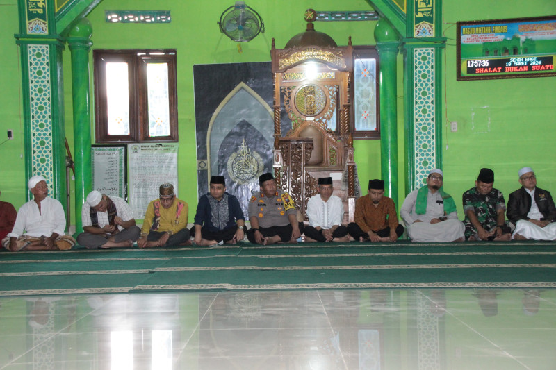 Pemkab Palas Lakukan Safari Ramadhan Perdana 1445 H/ 2024 di Desa Janji Lobi

Padang Lawas, elbagus.com
Pemerintah Kabupaten Padang Lawas melaksanakan safari ramadhan perdana tahun 2024 di mesjid Miftahul Firdaus desa Janji Lobi, Kecamatan Barumun, Kabupaten Padang Lawas (Palas), Provinsi Sumatera Utara (Sumut), Senin 18/03/2024 sore sampai malam.

Acara diawali pembacaan Ayat suci Al Qur"an  Suroh Al Baqoroh ayat 183-186 oleh Mardan Nasution dengan sangat merdunya.

Plt Camat Barumun, Wildan Ansori Siregar dalam sambutannya mengucapkan terimakasih kepada Pj Bupati, Kapolres, Sekdakab dan rombongan pada acara safari ramadhan tahun ini ,"ucpnya.

'sungguh suatu kebanggaan kepada kami atas pelaksanaan safari ramadhan  yang pertama Pemkab Palas tahun ini di laksanakan di desa Janji Lobi Kecamatan Barumun ini,' Ungkab Plt Camat.

Sementara itu Pj Bupati Padang Lawas dalam sambutannya mengatkan bahwa Kabupaten Padang Lawas, merupakan Kabupaten yang sangat kaya akan petensi kekayaan alam.

Penjabat (Pj) Bupati Kabupaten Padang Lawas, Edy Junaedi mengajak masyarakat bersama untuk membangun desa masing-masing.

" Seuasi pesan Presiden saat berkunjung ke Palas, beliau berpesan agar Palas ini bisa maju dan meminta seluruh elemen masyarakat untuk semangat membangun kampung masing-masing," pesan Edy Juanedi.

Pada kesempatan itu, Edy kembali menyoal masalah Indeks Pembangunan Manusia (IPM) di Palas yang cukup memprihantikan, dimana Kabupaten Padang Lawas berada di Posisi ke 26 dari 33 Kabupaten/kota di Sumut dan paling rendah di Tabagsel.

Sementara itu sebut Pj Bupati,  Berdasarkan survey pertumbuhuan ekonomi, Padang Lawas di posisi ke dua di Sumut.

" Tingginya pertumbuhan ekonomi di Palas tidak langsung berdampak pada peningkatan IPM. Ini harus menjadi pr bagi kita semua," harap Edy.

Usai memberi sambutan, Pj Bupati kemudian menyerahkan bantuan empat gulung Sajadah kepada pengurus masjid, dilanjutkan dengan Penyantunan 22 orang Anak Yatim yang diserahkan langsung Pj Bupati Palas.

Sebagai penceramah tunggal ketua Majelis Ulama Indonesia (MUI) Kabupaten Padang Lawas Al Ustadz H. Ismail Nasution Lc. M.TH

Dalam ceramahnya menyampaikan sekitar kewajiban berpuasa dan ganjaran bagi orang yang melaksanakan puasa.

Acara di lanjutkan buka bersama dan sholat berjamaah serta makan bersama.

Safari Ramadhan dihadiri langsung Pj Bupati Palas, Kapolres AKBP Diari Astetika, Pabung Kodim 0212/TS, Kapten Inf.Anahar Jusar, Kakan Kemenag Abdul Manan, Sekda Palas Arpan Nasution, Para Asisten, Pimpinan OPD, PJU Polres Palas, Camat Barumun, Kepala Desa Janji Lobi. (ass)
