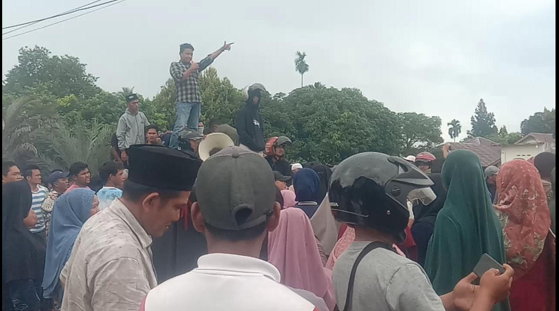 Tuntut Penghitungan Ulang, Ratusan Massa Aliansi Masyarakat Ulu Sosa Terus Unjuk Rasa Damai Di Kantor KPU Palas

Padang Lawas, elabagus.com
Ratusan massa AMUSO (Aliansi Masyarakat Ulu Sosa) ramai ramai padati jalan listrik hingga tak dapat di lalui, tepatnya di depan kantor Komisi Pemilihan Umum (KPU) Kabupaten Padang Lawas, jalan Listrik 1, Lingkungan VI, Pasar Sibuhuan, Kecamatan Barumun, Kabupaten Padang Lawas, Jum'at/08/2024 sore

Massa menununtut penghitungan ulang karena diduga adanya kecurangan suara kepada salah satu caleg pada Pemilu,14/02/ 2024.yang lalu.

Mereka meminta agar dilakukan penghitungan suara ulang (PSU) di  TPS 1 Desa Mandian, TPS 2 di Desa Horuon, TPS 3 di  Desa Parapat dan TPS 4 di Desa Harang Julu, Kecamatan Ulu Sosa untuk membuktikan dugaan mereka akan kecurangan yang terjadi.

Hal tersebut disampaikan koordinator aksi Ali Tondi Hasibuan pada kesempatan aksi yang ia pimpin, mereka menduga ada kecurangan yang mengakibatkan kerugian suara kepada Caleg yang mereka dukung.

Disamping meminta dilakukan Penghitungan Suara Ulang (PSU) Ali Tondi juga meminta agar pelaku kecurangan Pemilu supaya di proses secara hukum.

Menaggapi tuntutan ratusan massa, Ketua KPU Indra Alamsyah didampingi komksioner KPU dihadapan ratusan massa dikawal oleh pihak kepolisian Polres Padang Lawas mengatakan, rangkaian pemungutan suara ulang sudah habis sesuai dengan PKPU Nomor 5 tahun 2024, selambat-lambatnya 10 hari setelah tanggal pemungutan dan penghitungan suara,,"katanya.

Karena, Kata Indra, semua tahapan, mulai dari TPS, PPK, dan Kabupaten Salinan Model C sudah ditanda tangani para saksi saksi dan tidak ada ditemukan hal luar biasa , atau temuan khusus dari tahapan tahapan tersebut.

Menurut Indra, jika tahapan sudah selesai perhitingan di lecamatan dan kabupaten, KPU Kabupaten Padang Lawas tidak mempunyai hak untul membuka TPS.

",Saya hanya menyarankan salah satu jalan yang harus ditempuh agar melapor ke Mahkamah Konstitusi (MK) sebagai jalan terakhir yang akan kita tempuh,' jelas Indra Alamsyah.

Tanggapan ketua KPU Indra Alamsyah tak membuat massa meresa lega, karena mereka  sebelumnya telah mlaporkan pelanggaran tersebut kepada Badan Pengawasan Pemilu (Bawaslu) 

Kemudian mereka mempertanyakan kepada Bawaslu, jika tuntutan massa di terima di Bawaslu apa KPU  Palas bersedia untuk membuka TPS yang mereka tuntut untuk dibuka ?.

Untuk menjawab tantangan yang disampaikan massa kepada ketua KPU, awalnya Indra Alamsyah menjawab sesuai PKPU no 5 tahun 2024, namun akhirnya ketua KPU menyetujui apa yang disampaikan ratusan massa yang orasi tersebut.

Diketahui Caleg yang mereka dukung berbeda tipis dengan Caleg lainnya hanya selisih 14 suara saja, MHD Ardi Pranata Nasution, Caleg Nomor urut 4 dari Partai Partai Kabangkitan Bangsa (PKB) yang di usung massa Aliansi Masyarakat Ulu Sosa memperoleh suara 1.862 sedangkan Caleg sedangkan Caleg Nomor urut 11 dari partai yang sama memperoleh 1.876 suara.

Terpantau media ini langsung, nampak dalam mengamankan ratusan massa yang orasi di depan kantor KPU Polres Padang Lawas menurunkan sekuat personilnya, dan para PJU.

Personil Sabara di pimpin Kasat AkP M Husni Yusuf, personil Reskrim di pimpin Kasat AKP Hitler Hutagalung, personil Intelkam, dipimpin Kasat AKP Sahala Harahap, personil Bimmas dipimpin, AKP Rahmad Saleh Naenggolan, personil Satlantas dipimpin AKP Toga Siragar, 

Selan itu pengamanan juga dibantu tambahan personil Polsek Barumun di pimpin Kapolsek Iptu Sakti Kaharuddin Harahap dan Polsek Sosa di pimpin Iptu Mulyadi, semuanya di pimpin langsung Kapolres Padang Lawas AKBP Diari Astrtika SIK yang hadir saat itu. (Ass)
