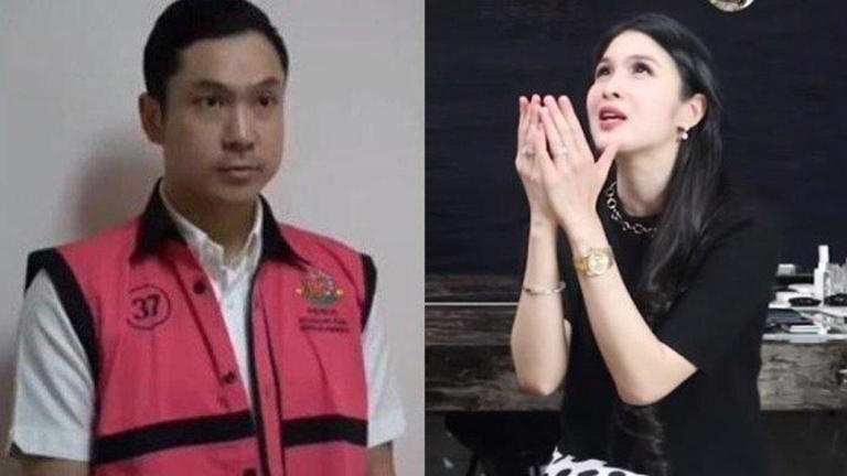 
Ayah Sandra Dewi Sempat Tak Restui Harvey Moeis Jadi Menantu, Kurang Percaya Gegara Hal Ini


Jakarta, desernews.com
Sebelum terjerat kasus korupsi, ternyata Harvey Moeis pernah tak direstui untuk menikahi Sandra Dewi.

Bukan tanpa sebab, ternyata kala itu ayah Sandra Dewi sempat tak percaya dengan sosok Harvey Moeis.

Namun seiring berjalannya waktu, ayah Sandra Dewi mulai memberikan restunya.

Hingga pada akhirnya, Harvey Moeis dan Sandra Dewi menikah lalu kini Harvey Moeis menjadi tersangka kasus Korupsi di PT Timah.

Dalam salah satu kesempatan, Sandra Dewi mengatakan sang ayah sangat keras kepala dalam urusan apapun. Termasuk menentukan jodoh putrinya kala itu.

Namun dengan perlakuan Harvey Moeis membuat ayah dari Sandra Dewi luluh.

"Dan Tuhan berhasil mengubah bokap gue dan membuat bokap gue sekarang sayang banget sama dia, bangga banget sama Harvey sebagai menantunya," kata Sandra Dewi dikutip dari kanal YouTube Daniel Mananta, Minggu (31/3/2024).

Padahal Sandra sudah ragu akan hubungan asmaranya dengan Harvey diberikan restu oleh sang ayah. Namun Harvey justru mendapatkan lampu hijau untuk menikahi Samdra Dewi.

Perlakuan suaminya itu kepada sang ayah kemudian mampu merubah sikap mertuanya.

"Di mana dulu gue pikir yang bisa mengubah bokap gie hanya Tuhan, karena orang yang sangat keras kepala," ujar Sandra Dewi.
 
Jauh sebelum keduanya menikah, hubungan asmara dengan Harvey Moeis pemeran film Quickie Express ini sempat tidak mendapat restu dari sang ayah.

"Bokap gue ngerasa selama ini dia memang kalau gue pacaran 'dia (Harvey) siapa nih, mau sama anak gue anak gue kan anak baik-baik', gue membesarkan anak gue baik-baik dan menjadi seseorang gue baik-baik’, kata Sandra Dewi.


Ayah Sandra merasa kurang percaya akan sosok Harvey bisa menjadi pendamping hidup putrinya.

"Gue kan gagal berkali-kali jadi bokap gue itu ngerasa, aduh dia takut gue gagal lagi, karena baru pacaran aja gue udah jarang diapelin," ungkap Sandra Dewi.

“Jadi dia ngerasa kaya orang ini bisa bikin anak gue bahagia enggak ya,” lanjutnya.

Pernikahan Sandra Dewi
Harvey Moeis selama ini diam-diam korupsi, kini pesta pernikahan mewahnya dengan Sandra Dewi delapan tahun lalu kembali jadi sorotan.

Diketahui Harvey Moeis, suami Sandra Dewi telah tetapkan sebagai tersangka kasus korupsi tata niaga komoditas tanah.

Tak main-main, Harvey Moeis melakukan korupsi dan merugikan negara sebanyak Rp 271 triliun.

Korupsi tersebut ternyata sudah dilakukan Harvey sejak 2018, tepatnya dua tahun setelah menikahi Sandra Dewi.

Kini akibat kasus korupsinya terungkap, momen saat Harvey menikahi Sandra Dewi di Disneyland Tokyo Jepang kembali disorot.

Pasangan tersebut sempat viral pada masanya karena menggelar pernikahan di Disneyland Tokyo, Jepang.

Pada 8 November 2016, keduanya resmi menikah di Gereja Katedral Jakarta.

Lalu pada 14 November 2016, keduanya menggelar resepsi pernikahan di Disneyland Tokyo, Jepang.

Sandra Dewi tampil bak putri dalam dongeng, mengenakan gaun mewah.

Begitu pula Harvey Moeis yang tampil bak pangeran.

Keduanya terlihat sangat serasi dan mewujudkan pernikahan impian.

Disinyalir untuk menggelar pesta pernikahan di Disneyland Tokyo, Jepang, harus merogoh kocek setidaknya Rp1,5 miliar.
 
Dilansir dari Luxurylaunches, harga tersebut untuk 50 tamu undangan.

Bila akan menambah tamu undangan, maka ada biaya tambahan yang harus dibayarkan.

Pengantin mendapat fasilitas untuk menggelar pesta di kastil Cinderella beserta tamu undangan yang hadir.

Di samping itu, pengantin juga mendapat kue pernikahan, kostum dan pengalaman pernikahan bak putrid an pangeran Disney. Selain itu menu makan malam dibanderol seharga Rp3,1 juta.

