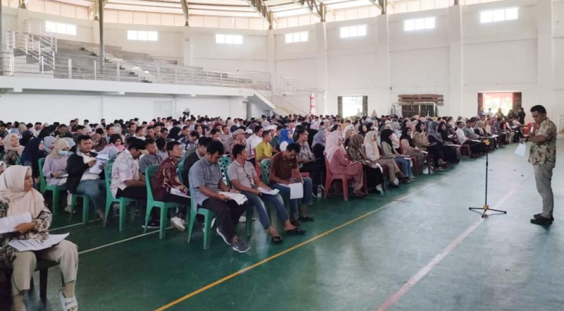 1491 Calon Anggota PPS Pilkada Serentak Ikuti Ujian Tertulis Di GOR Bercahaya



Padang Lawas, elbagus.com
Panitia Pemungutan Suara (PPS) pemilihan kepala daerah (Pilkada) serentak 2024 di Kabupaten Padang Lawas (Palas) Sumatera Utara (Sumut) mengikuti Tes Tertulis Tes tahapan seleksi rekrutmen anggota PPS pilkada serentak dilaksanakan di Gedung Olah Raga Bercahaya (Gor Bercahaya) Pemkab Palas, Jum'at 17/05/2024.

Tes tertulis ini diadakan dalam dua sesi ujian, sesi pertama dimulai pukul 10.00 wib samapai pukul 12.00 wib, sedangkan untuk sesi kedua dimulai pukul 14.30 wib sampai pukul 17.30 wib..

Indra Alamsyah Nasution ketua Komisi Pemilihan Umum (KPU) didampingi Komisioner Divisi SDM Mardin Harahap mengatakan, para calon anggota PPS Pilkada serentak yang mengikuti tes tertulis ini adalah yang telah dinyatakan lulus seleksi administrasi pada pendaftaran tanggal 02-08 mei 2024.

Kata Indra Alamsyah, dari hasil tes tulis ini akan diambil beberapa orang sesuai banyaknya pendaftar di setiap desa

Sesuai jadwal, tes wawancara bagi calon anggota PPS akan dilaksanakan pada 21 hingga 23 Mei, dari tes wawancara nanti, KPU Kabupaten Padang Lawas akan menetapkan 3 calon terpilih dan 3 cadangan untuk mengantisipasi Pergantian Antar Waktu (PAW),' terang Indra.

Pengumuman calon anggota terpilih PPS pada 24 sampai 25 Mei. Dan pelantikan anggota PPS terpilih akan dilaksanakan 26 Mei, dan adapun masa kerja anggota PPS selama 8 bulan ke depan untuk melaksanakan tahapan pilkada serentak.

Kabupaten Padang Lawas terdiri dari 303 desa dan 1 kelurahan yang tersebar di 17 kecamatan. Jumlah PPS di masing-masing desa dan kelurahan sebanyak 3 orang. Sehingga KPU Padang Lawas membutuhkan 912 anggota PPS.

Perekrutan anggota KPPS ini berdasarkan Peraturan KPU Nomor 2 Tahun 2024, pemungutan suara pilkada serentak tahun ini akan berlangsung pada 27 November 2024. (asa)


