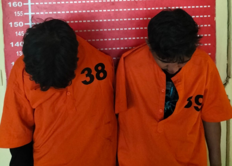 Buat Onar di Kampung Orang, 2 Geng Motor Sei Rampah Diamankan Polisi


Sergei, elbagus.com
Dua anak geng motor (Gemot) diamankan Polsek Firdaus, Polres Serdang Bedagai, Provinsi Sumatera Utara,  Kamis (16/5/2024). 

Keduanya adalah Reza Ramadhan (20) bersama Adriansyah (20) keduanya warga Dusun II Desa Sei Rampah

Aksi onar segerombolan gemot ini melempari rumah warga sehingga membuat satu kaca steling milik warga pecah.

Merasa resah akibat ulah gemot ini, akhirnya Kepala Dusun XVI (Kesi) menghubungi Polsek Firdaus.

Laporan itu langsung diterima Kanit Reskrim Iptu M Sihombing yang langsung turun ke lokasi bersama personelnya.

Tiba di lokasi, polisi menemukan segerombolan gemot sedang mengendarai sepeda motor dengan meneteng senjata tajam samurai dan botol kosong.

Polisi dibantu warga sekitar langsung mengejar para gemot tersebut. Alhasil, dua orang diamankan.

Kapolsek Firdaus AKP Andi Sujendral melalui Kasi Humas Polres Sergai Iptu Edward Sidauruk, membenarkan telah mengamankan kedua gemot tersebut.

“Keduanya diamankan di Dusun XVI Martebing Desa Sukadamai, Kecamatan Sei Bamban,” kata Edward.

Selain tersangka, polisi juga mengamankan barang bukti 1 unit sepeda motor Honda Vario, sebilah samurai dan botol kosong.

Guna penyelidikan lebih lanjut, keduanya telah dijebloskan ke jeruji sel tahanan Mapolsek Firdaus. Keduanya merupakan anggota gemot STN, kata Iptu Edward Sidauruk. (met-42)

