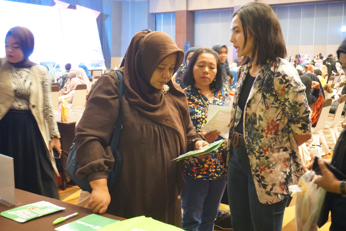 Antusias peserta UMKM yang mengunjungi booth Indosaku