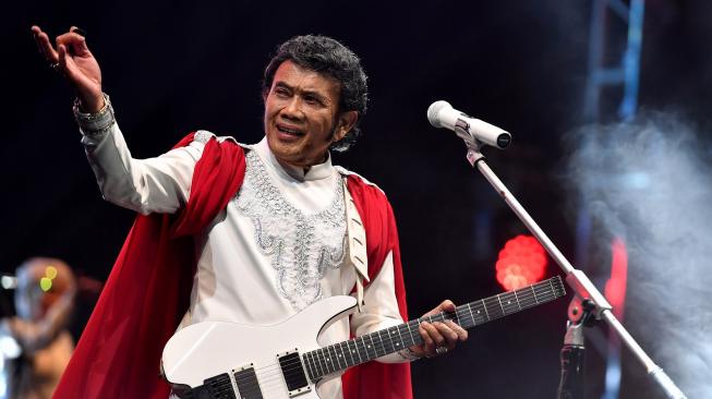 Dilaporkan Menista Agama karena Musik, Rhoma Irama Malah Dapat Dukungan MUI


Jakarta, elbagus.com
Sang Raja Dangdut, Rhoma Irama, berbagi kisah tentang tantangan dakwah melalui jalur musik dalam sebuah podcast bersama Ustaz Felix Siauw di akun YouTube YNTV baru baru ini. 

Keberaniannya mengawali Soneta Group sebagai "The Voice of Moslem" pada tahun 1973 telah memicu kontroversi yang berkepanjangan seputar penggunaan musik dalam dakwah Islam. Lagu "Lailahaillallah," yang dimulai dengan pembacaan surah al-Ikhlas, menjadi titik tolak perdebatan ini ketika dituduh oleh media sebagai upaya menjual ayat Alquran.

Kontroversi ini mencapai puncaknya saat Rhoma dipanggil oleh Majelis Ulama Indonesia (MUI), yang saat itu dipimpin oleh KH Syukri Ghozali, untuk mengklarifikasi tuduhan tersebut. 

"Berkumpullah para ulama, berkumpullah wartawan-wartawan. 'Coba perdengarkan itu lagu yang Anda mendendangkan Alquran, yang menjual agama,' dan sebagainya," kata Rhoma meniru perkataan Kiai Syukri.

Diputarnya lagu "Lailahaillallah" dengan intro pembacaan surah al-Ikhlas. Tanpa musik. Hanya ada efek angin. Barulah masuk pada alunan musik gitar "pam pam bam bam bareram", kemudian lirik "Katakan Tuhan itu satu, Tuhan tempat menyembah dan tempat meminta".

Mendengar lagu tersebut, Kiai Syukri merespons dengan berkata, "Bang haji, kalau seperti ini, silakan bikin yang banyak."

Pengalaman ini menandai titik balik di mana Rhoma merasa mendapatkan dukungan resmi dari MUI untuk melanjutkan dakwah melalui lagu-lagu yang bersumber dari Alquran dan Hadis. 

Keterlibatan Rhoma dalam konferensi internasional dan pengakuan akademis di Amerika Serikat dan Jepang menegaskan bahwa dakwah melalui musik diakui efektif secara global.

Namun, polemik mengenai hukum musik dalam Islam masih terus berlangsung. Seperti yang diungkapkan oleh Ketua DPP Al-Irsyad, Ustaz Ali Hasan Bawazier, aliran Salafi secara tegas mengharamkan musik dengan merujuk pada sejumlah dalil yang menyatakan keharaman alat musik, mengkategorikannya sebagai sesuatu yang berpotensi menimbulkan kerusakan spiritual dan sosial.

Di tengah perdebatan ini, Rhoma Irama terus menunjukkan bahwa musik, jika diarahkan dengan benar, dapat menjadi media dakwah yang kuat dan mempengaruhi banyak orang untuk mengikuti ajaran Islam yang baik. 

Dengan cerita suksesnya, Rhoma menekankan pentingnya tanggung jawab musisi terhadap dampak lirik dan musik mereka pada pendengar, sesuai dengan ajaran Islam yang melarang penggunaan musik untuk hal-hal yang mengarah pada kemaksiatan atau menghalangi ingatan terhadap Allah.

Dengan perjalanan karir yang dipenuhi dengan upaya dakwah melalui musik, Rhoma Irama tetap menjadi tokoh sentral dalam diskusi tentang peran musik dalam Islam, menggambarkan bagaimana musik bisa menjadi alat pengaruh yang kuat dalam masyarakat, baik untuk tujuan yang baik maupun buruk, tergantung pada niat dan penggunaannya. (ic)

