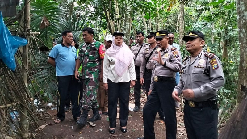 Fokopimcam Dolok Masihul Bongkar Gubuk Tempat Transaksi Narkoba di Bajaronggi


Dolok Masihul, elbagus
Forum koordinasi pimpinanan kecamatan (Forkopimcam) Dolok Masihul, Jumat (3/5/2024) membongkar gubuk milik warga di Dusun V Desa Bajaronggi, Kecamatan Dolok Masihul, Kabupaten Serdang Bedagai. Karena diduga gubuk yang berada di tengah lahan perladangan itu dijadikan sebagai tempat transaksi narkoba.

Kegiatan tersebut dipimpin oleh Kapolsek AKP Zulham. didampingi para Kanit Reskrim IPDA Joko dan personel, Camat Dolok masihul Elmiati, Danramil 16 Dolok Masihul diwakili Bhabinsa Serda Faisal Silalahi, serta sekretaris Desa Bajaronggi Suwarno dan Kepala Dusun V Hamdan Barus.

Berikut dikatakan oleh Kapolsek AKP Zulham, melalui Ps Kasi Humas Polres Sergai, Iptu Edward Sidauruk, pembongkaran ini merupakan komitmen Forkopimcam Dolok Masihul dalam perang terhadap pelaku penyebaran, dan penyalahgunaan narkoba di Kecamatan Dolok Masihul. Kab Serdang Bedagai, Sumatera Utara.

Dengan dibongkarnya gubuk yang diduga tempat transaksi jual beli atau peredaran narkoba ini, para pelaku narkoba tidak dapat lagi melakukan transaksi narkoba ditempat tersebut.”ujarnya.

Pemerintah Desa Bajaronggi dan masyarakat, juga mendukung tindakan yang dilakukan Kapolsek Dolok masihul – Forkopimcam dalam memberantas peredaran narkoba di Desa Bajaronggi, dan Kecamatan Dolok Masihul tersebut.

“Pada kesempatan itu, Kapolsek Dolok Masihul mengimbau masyarakat Desa Bajaronggi, khususnya warga Dusun V,.untuk segera melaporkan ke pihak kepolisian apabila menemukan lokasi atau gubuk tempat transaksi narkoba agar segera ditindaklanjuti,” ujarnya. (Gus Kadirun)

