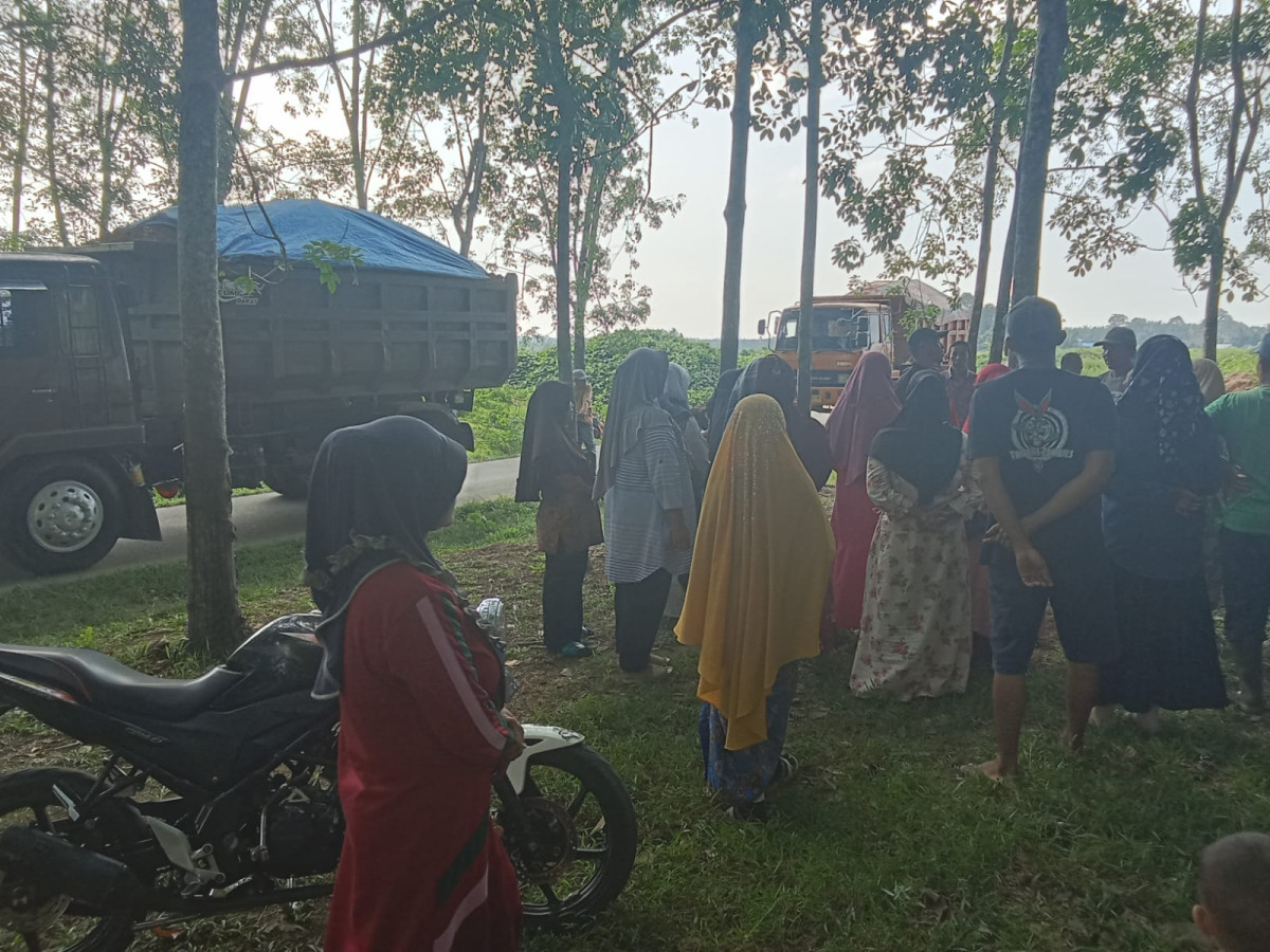 Tak Ingin Jalan Desa Rusak, Puluhan Emak-emak Larang Truk Muatan Galian C Melintas

Tidak Ingin Jalannya Rusak, Emak emak Titi 16 Menolak Keras Dum Truk Galian C Melintas


Galang, desernews.com
Warga Titi 16, Dusun IX  Desa Sei Putih Kecamatan Galang, Kabupaten Deli Serdang, Provinsi Sumatera Utara, Kamis (30/05/2024) melakukan unjuk rasa menolak mobil dum truk galian C melintasi jalan utama mereka.

Karena dipastikan jalan desa mereka yang didambakan itu akan rusak dilintasi mobil mobil melebihi tonase.

Pengunjuk rasa yang didominasi kaum emak-emak itu tidak ingin jalan yang mereka mohonkan selama bertahun tahun baru dikabulkan pengaspalannya sekitar dua tahun lalu, tiba tiba-tiba rusak seketika dilintasi truk truk besar.

Seorang warga mengatakan kalau warga menolak truk yang bermuatan tanah galian C melintas jalan desa tersebut, warga resah karena truk-truk tersebut akan merusak jalan aspal menuju dusun tersebut.

"Kami menolak truk yang bermuatan berat melintasi jalan ini. Sudah lama kami memohon agar jalan dusun ini di aspal, kini setelah di aspal tentu kami tidak rela jalan ini rusak karena dilintasi truk yang bermuatan berat," ucap Lela, warga Titi 16 kepada desernews.com.

PJ Kepala Desa Sei Putih Kecamatan Galang, Herman Kaya Siregar S.Sos saat dikonfirmasi membenarkan hal tersebut.

"Benar Pak, warga melarang truk bermuatan tanah galian C melintas, sekarang masih dilakukan mediasi," ucap Kades Singkat.

Pantauan desernews.com di lapangan hingga berita ini diterbitkan, warga tetap bersikukuh agar truk tidak melintas di jalan tersebut.(Juf)