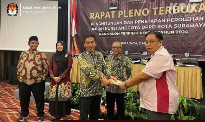 KPU Tetapkan 50 Anggota DPRD Kota Surabaya Periode 2024-2029, Ini Nama-namanya



Surabaya, desernews.com
Komisi Pemilihan Umum (KPU) Kota Surabaya resmi menetapkan 50 anggota DPRD Kota Surabaya terpilih untuk periode 2024-2029 berdasarkan hasil Pemilihan Umum (Pemilu) 2024. Penetapan itu tertuang di dalam Keputusan Komisi Pemilihan Umum Kota Surabaya Nomor 66 Tahun 2024 tentang Penetapan Calon Terpilih Anggota Dewan Perwakilan Rakyat Daerah Kota Surabaya Dalam Pemilihan Umum Tahun 2024.

"Kami melakukan salah satu tugas yang diatur Undang-Undang Nomor 7 tahun 2017 Pasal 18, untuk melakukan penetapan perolehan kursi anggota dewan perwakilan tingkat kota beserta calon legislatif terpilihnya," kata Komisioner Divisi Perencanaan, Data, dan Informasi KPU Kota Surabaya Naafilah Astri Swarist di Surabaya, Jawa Timur, Jumat (3/4/2024). 

Naafilah menyatakan, penetapan tersebut juga mengacu pada instruksi KPU Republik Indonesia, yakni bagi setiap daerah yang tidak ada sengketa Pemilu 2024 di Mahkamah Konstitusi bisa melakukan penetapan anggota DPRD terpilih.

"Sengketa yang saat ini masih berjalan itu sengketa DPR RI, kalau penetapannya juga nanti kalau DPR RI kewenangan KPU RI, bukan kota," ujarnya.

Berikut nama anggota DPRD Kota Surabaya terpilih berdasarkan Keputusan Komisi Pemilihan Umum Kota Surabaya Nomor 66 Tahun 2024.
Dapil 1 (10 kursi):
 
1. Budi Leksono - PDI Perjuangan (13.271 suara).
 
2. Ajeng Wira Wati - Partai Gerindra (11.467 suara).
 
3. Ais Shafiya - PKB (10.860 suara).
 
4. Michael Leksodimulyo - PSI (5.790 suara).
 
5. Aldy Blaviandy - Partai Golkar (7.824 suara).
 
6. Tri Didik Adiono - PDI Perjuangan (12.021 suara).
 
7. Zuhrotul Mar'ah - PAN (9.985 suara).
 
8. Enny Minarsih - PKS (5.484 suara).
 
9. Imam Syafi'i - Partai NasDem (10.233 suara).
 
10. Azhar Kahfi - Partai Gerindra (7.114 suara).
 
Dapil 2 (11 kursi).
 
1. Baktiono - PDI Perjuangan (16.049 suara).
 
2. Luthfiyah - Partai Gerindra (10.142 suara).
 
3. Mohammad Faridz Afif - PKB (15.576 suara).
 
4. Achmad Nurdjayanto - Partai Golkar (11.960 suara).
 
5. Faris Abidin - PKS (4.906 suara).
 
6. Abdul Malik - PDI Perjuangan (10.993 suara).
 
7. Juliana Eva Wati - PAN (7.237 suara).
 
8. Muhammad Saifuddin - Partai Demokrat (8.535 suara).
 
9. Yuga Pratisabda Widyawasta - PSI (2.005 suara).
 
10. Buchori Imron - PPP (13.268 suara).
 
11. Saiful Bahri - Partai NasDem (7.365 suara).
 
Dapil 3 (10 kursi).
 
1. M Eri Irawan - PDI Perjuangan (13.384 suara).
 
2. Bagas Iman Waluyo - Partai Gerindra (6.020 suara).
 
3. William Wirakusuma - PSI (8.192 suara).
 
4. Aning Rahmawati - PKS (13.859 suara).
 
5. Laila Mufidah - PKB (13.865 suara).
 
6. Arif Fathoni - Partai Golkar (11.795 suara).
 
7. Adi Sutarwijono - PDI Perjuangan (12.799 suara).
 
8. Herlina Harsono Njoto - Partai Demokrat (8.261 suara).
 
9. Abdul Ghoni Mukhlas Ni'am - PDI Perjuangan (5.959 suara).
 
10. Muhaimin - PPP (6.156 suara).
 
Dapil 4 (9 kursi).
 
1. Arjuna Rizki Dwi Krisnayana - PDI Perjuangan (16.157 suara).
 
2. Bahtiyar Rifai - Partai Gerindra (13.927 suara).
 
3. Cahyo Siswo Utomo - PKS (7.926 suara).
 
4. Agoeng Prasodjo - Partai Golkar (11.678 suara).
 
5. Rio DH. I. Pattiselano - PSI (5.268 suara).
 
6. Tubagus Lukman Amin - PKB (8.525 suara).
 
7. Sukadar - PDI Perjuangan (9.649 suara).
 
8. Ghofar Ismail - PAN (11.299 suara).
 
9. Rabbany Al Yunyfar - Partai Gerindra (7.303 suara).
 
Dapil 5 (10 kursi).
 
1. Yona Bagus Widyatmoko - Partai Gerindra (16.872 suara).
 
2. Syaifuddin Zuhri - PDI Perjuangan (13.175 suara).
 
3. Mochamad Machmud - Partai Demokrat (17.066 suara).
 
4. Minun Latif - PKB (10.387 suara).
 
5. Josiah Michael - PSI (9.083 suara).
 
6. Johari Mustawan - PKS (6.561 suara).
 
7. Akmarawita Kadir - Partai Golkar (11.832 suara).
 
8. Alif Iman Waluyo - Partai Gerindra (12.532 suara).
 
9. Siti Mariyam - PDI Perjuangan (5.141 suara).
 
10. Agus Mashuri - PPP (11.460 suara).
 
Sedangkan untuk komposisi partai DPRD Kota Surabaya periode 2024-2029, yakni PDI Perjuangan 11 kursi, Gerindra 8 kursi, PKB 5 kursi, Golkar 5 kursi, PKS 5 kursi, dan PSI 5 kursi. Selanjutnya, PAN 3 kursi, PPP 3 kursi, Demokrat 3 kursi, dan NasDem 2 kursi.

Komisi Pemilihan Umum (KPU) Kota Surabaya menetapkan 50 anggota Dewan Perwakilan Rakyat Daerah (DPRD) Kota Surabaya terpilih periode 2024-2029.-Dok KPU Surabaya -Harian Disway
