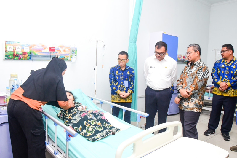 Pj Bupati Deli Serdang Kunjungi RSUD Drs H Amri Tambunan, Apresiasi Terhadap Pengelolaan dan Fasilitas yang Dimiliki


Deli Serdang, elbagus.com
Penjabat (Pj) Bupati Deli Serdang, Ir Wiriya Alrahman MM mengunjungi Rumah Sakit Umum Daerah (RSUD) Drs H Amri Tambunan dalam rangka melihat secara langsung keadaan/kondisi rumah sakit umum Daerah milik Kabupaten Deli Serdang. Kamis, 16 Mei 2024

Pada kesempatan tersebut, Pj Bupati meng apresiasi pengelolaan dan fasilitas yang ada RSUD Drs H Amri Tambunan.

"Tadi saya bersama rombongan melihat secara fasilitas untuk anak dan dewasa. Disini pun ada fasilitas Hidroterapi yang mana belum tentu ada di rumah sakit lainnya," Jelas PJ Bupati 

Pj Bupati juga mengunjungi Ruang NICU (Neonatal Intensive Care Unit) yaitu ruang perawatan untuk bayi. Ada alat-alat khusus yang tidak dimiliki rumah sakit lainnya.

"Ada ventilator untuk bayi dan anak masing-masing ada dua unit,yang mana di Medan pun susah di temui. Setahu saya, yang ada hanya di Rumah Sakit H Adam Malik, oleh karena itu RSUD ini membanggakan, " Kata Pj Bupati.

Lanjut Pj Bupati, disini juga ada fasilitas terapi dan perawatan khusus Anak Berkebutuhan Khusus (ABK) seperti terapi berbicara dan berjalan, itu semua cukup membanggakan.

"Menurut saya, bagaimana kita mempertahankan seperti ini dan kalau bisa meningkatkan untuk lebih baik lagi,"tegas Pj Bupati 

Pj Bupati juga bertanya kepada Direktur RSUD Drs H Amri Tambunan, bagaimana dengan Bed Occupation Rate (BOR) adalah persentase pemakaian tempat tidur pada satuan waktu tertentu.

"Ternyata BOR di rumah sakit ini mencapai 80 persen, itu menggambarkan rumah sakit "sehat". Oleh karena itu masyarakat mau berobat disini," Jelasnya

Pj Bupati berharap kondisi baik ini terus dipertahankan bahkan ditingkatkan lagi walaupun lahan di rumah sakit ini sangat terbatas.

"Belum lagi Badan Layanan Umum Daerah (BLUD) dari segi Pengelolaan Keuangan ternyata surplus berarti keadaannya sangat membanggakan. Itulah kesan yang didapat dari kunjungan hari ini," Tutup Bupati.

Turut mendampingi Pj Bupati, Para Staf Ahli dan Asisten, Kepala Organisasi Perangkat Daerah (OPD) dan lainnya. (canse)






