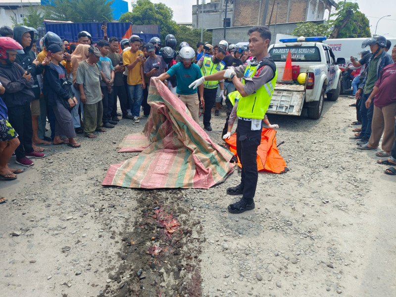 Gerak Cepat, Unit Gakkum Satlantas Polresta Deli Serdang Berhasil Amankan Sopir Trailer Yang Melindas Ibu Hamil






Deli Serdang, desernews.com
Kecelakaan maut yang merenggut korban jiwa seorang ibu muda yang sedang hamil di Deli Serdang, Senin (06/05/2024) terungkap.

Unit Gakkum Satlantas Polresta Deli Serdang yang bergerak cepat, Selasa (7/05/2024), berhasil mengamankan sopir dan mobil trailer yang melindas korbannya hingga tewas.

Kapolresta Deli Serdang Kombes Pol Raphael Sandy Cahyo Priambodo SIK yang dikonfirmasi melalui awak media  melalui Kasat Lantas Polresta Deli Serdang Kompol Budiono Saputro, SH, MH membenarkan peristiwa kecelakaan lalu-lintas yang merenggut korban jiwa tersebut.

"Untuk sopir dan kendaraan saat ini sudah berhasil diamankan di Mako Polresta Deli Serdang, Guna kepentingan penyelidikan sopir mobil saat ini sedang dimintai keterangan oleh penyidik" Ujar Perwira menengah berpangkat Satu Bunga Melati Emas dipundaknya itu.

Kasat Lantas Polresta Deli Serdang Kompol Budiono Saputro menghimbau Kepada pengguna jalan untuk Berhati-hati dan tertib di jalan.

Kesadaran masing-masing pengemudi baik itu mobil dan sepeda motor terhadap aturan-aturan yang tidak tertulis, berkaitan dengan tata krama di jalan juga dapat berpengaruh terhadap tingkat terjadinya kecelakaan.

Ingat, tidak semua orang mempunyai kesadaran, pola berpikir, tata krama yang sama untuk keselamatan di jalan. Berhati-hati dan tetap fokus didalam berkendara merupakan salah satu cara untuk mengurangi resiko hal yang tidak diinginkan saat berkendara. Pungkas Budiono.

Terpisah, Kanit Gakkum Satuan lalulintas Polresta Deli Serdang Iptu Robertus Gultom dalam penjelasan nya mengatakan peristiwa kecelakaan lalulintas yang merenggut korban jiwa tersebut terjadi pada hari senin tanggal 06 Mei 2024.

Tepat nya di jalan umum medan - tebing tinggi KM 18-19 pas didepan spbu 14.023.163 Desa Tanjung Morawa A Kecamatan Tanjung morawa Kabupaten Deli Serdang.

Sedangkan untuk kronologi nya,  peristiwa kecelakaan lalulintas tersebut bermula pada Saat mobil truk jenis mitsubishi fuso L 8055-uz yang dikemudikan oleh Afwin Pulungan (58) yang merupakan warga Dusun VIII Angsana Desa Bandar Khalipah Kecamatan Percut sei tuan Kabupaten Deli serdang.

Datang dari arah medan menuju tebing tinggi dan sesampainya ditempat kejadian, Sopir menghindari kendaraan yang ada didepannya dengan cara bergerak ke sebelah kiri tanpa memperhatikan kendaraan yang ada disebelah kiri nya.

Sehingga menabrak sepeda motor Honda Beat BK 4848 AID yang dikendarai oleh korban.

Akibat kejadian tersebut korban mengalami luka berat pada bagian perut dan kaki, diduga korban meninggal dunia ditempat kejadian (TKP).

Korban meninggal atas nama Dwi Nopita Sari (26) Warga Jl. Binjai link. VII Desa Serba Jadi Kecamatan Datuk Bandar Timur Kota Tanjung Balai Provinsi Sumatera Utara.

Saat ini jenazah sudah kita evakuasi ke RSUD Drs. H. Amri Tambunan Lubuk Pakam. Pungkas Kanit Gakkum Iptu  Robertus Gultom. ( Can/dn)