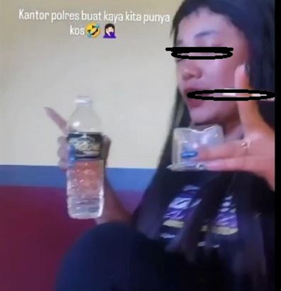 Ada 4 Wanita Tenggak Miras Dekat Perwira Polisi di SPKT Polres, Videonya Viral


Sikka, elbagus.com
Timur (NTT) viral di media sosial, Rabu (22/5/2024). Dalam video itu, terlihat seorang perwira polisi duduk bersama keempat wanita tersebut.

Ada dua video yang beredar masing-masing berdurasi 19 detik dan 34 detik. Video tersebut pun mendapat komentar netizen.
 
Kapolres Sikka, AKBP Hardi Dinata mengatakan, kejadian itu bermula ketika keempat perempuan datang melaporkan kasus perkelahian. Namun, saat salah satu wanita diperiksa di ruangan lain, empat perempuan lainnya mengonsumsi miras tanpa sepengetahuan anggota yang berada di ruangan lain.

“Tidak ada perwira polisi yang ikut mengonsumsi miras. Anggota kami saat itu sedang melakukan mediasi,” katanya. 

Terkait insiden itu, kata kapolres, anggota piket yang berjaga pada saat kejadian sudah diperiksa dan diberi hukuman karena lalai saat melakukan penjagaan.

“Untuk empat perempuan dalam video tersebut telah dipanggil untuk dimintai klarifikasi,” katanya. (IN)

