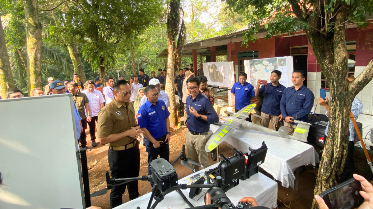 Gilang Wirata sedang menjelaskan penggunaan drone ke AHY.png