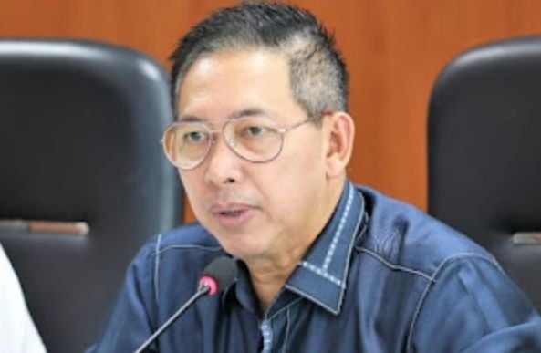 Wong Chun Sen Resmi Jabat Ketua DPRD Kota Medan Periode 2024 - 2029

Medan, elbagus.com
Sah,  akhirnya DPP Partai PDI Perjuangan menunjuk Drs. Wong Chun Sen Tarigan M.Pd.B menjadi Ketua DPRD Kota Medan periode 2024-2029 dan Roby Barus sebagai Ketua Fraksi PDI Perjuangan di DPRD kota Medan.

Dimana sebelum banyak kader PDI Perjuangan mempertanyakan siapa calon kuat untuk Ketua DPRD Kota Medan dan sampai melakukan aksi demo damai dijalan Imam Bonjol Medan, saat Rapat Kerja Cabang Khusus (Rakercabsus) DPC PDI Perjuangan Kota Medan di Jalan 27 Oktober 2024.

Hasyim SE Ketua Dewan Pimpinan Cabang (DPC) PDI Perjuangan saat dikonfirmasi wartawan mengatakan, sudah menerima surat dari Dewan Pimpinan Pusat (DPP) PDI Perjuangan yang memutuskan bahwa Wong Chun Sen sebagai Ketua DPRD Kota Medan dan Roby Barus Ketua Fraksi PDI Perjuangan. 

“Surat tersebut dibuat oleh DPP PDI Perjuangan, dikirim ke DPD dan langsung dijemput oleh pengurus PAC,” jelasnya.

Instruksi yang kita terima, siapapun yang diputuskan Ketum DPP PDIP, selaku kader yang loyal dan militan harus tegak lurus dengan keputusan tersebut. 

“Politik itu pilihan, bilamana ada yang tidak mau tegak lurus. Ya silahkan aja mengundurkan diri dari partai, sepeti yang di lakukan oleh saudara Maruarar Sirait,” tegasnya.

Sebelumnya, Pengurus DPP PDI Perjuangan Adian Napitupulu mengatakan, perbedaan pandangan dan pendapat itu sah-sah saja. 

“Tapi setelah Ibu Ketua Umum PDI Perjuangan menandatangani siapapun yang ditunjuk. Maka semua Pengurus, kader dan simpatisan harus mengikuti perintah,” ucapnya.

Ditegaskan Adian, bahwa harus bergerak lagi memenangkan Calon Gubernur dan calon Wali Kota yang diusung PDI Perjuangan, khususnya di Sumatera Utara dan Kota Medan. (Rel)