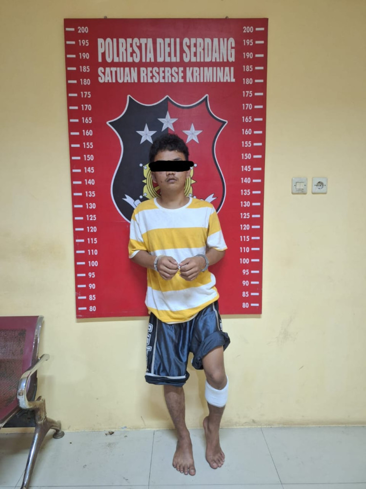 Kabur Ke Batam, Sat Reskrim Hadiahi Pelor Pelaku Kejahatan di Deli Serdang

DELI SERDANG | desernews.com


Sangar saat beraksi dan kerap meresahkan masyarakat dalam melakukan kejahatan, Rahman (19) yang melarikan diri ke Batam Kepulauan Riau akhirnya dapat diringkus oleh Tim Bringas Polresta Deli Serdang. Sabtu (16/11/2024).

Informasi diperoleh, Satuan Reskrim Polresta Deli Serdang melakukan tindakan Tegas dan terukur terhadap satu orang pelaku Pencurian dengan Kekerasan yang beraksi di Lk.III Jln Kha Salim Kecamatan Lubuk Pakam Kabupaten Deli Serdang.

Korban Tumpal sijabat (55) Warga Lingkungan III Jalan K.H. Agus Salim Kecamatan Lubuk Pakam Kabupaten Deli Serdang mengalami luka pada Bagian Kepala, Dahi, hingga Alis mata dan pipi ini harus mendapatkan perawatan intensif akibat keganasan pelaku.

Korban yang bersimbah darah, ditinggalkan begitu saja oleh pelaku, sembari menggondol sepeda motor milik korban.

Terkait kasus tersebut, Kapolresta Deli Serdang Kombes Pol Raphael Sandhy Cahya Priambodo S.I.K melalui Kasat Reskrim Polresta Deli Serdang Kompol Risqi Akbar, SIK, MH yang dikonfirmasi membenarkan telah menangkap pelaku di Kota Batam.

"Tim Bringas dari Unit Pidana Umum  (Pidum) Polresta Deli Serdang di pimpin oleh Ipda Yasmi Purba SE langsung bergerak memburu pelaku yang diketahui sedang berada di Kota Batam Provinsi Kepulauan Riau (Kepri)".

Pelaku yang berusaha melawan petugas pada saat diamankan, terpaksa harus dilumpuhkan dengan tindakan tegas dan terukur. Ujar Kompol Risqi.

Dalam pemeriksaan, Pelaku Rahman  mengakui perbuatannya telah Melakukan pencurian dengan kekerasan terhadap Tumpal sijabat (Korban).

Saat ini tersangka, masih menjalani pemeriksaan di unit Pidum Sat Reskrim Polresta Deli Serdang.

Kasat Reskrim Polresta Deli Serdang Kompol Risqi Akbar menegaskan akan terus bergerak untuk memberantas berbagai penyakit masyarakat dan kejahatan jalanan lainnya dan tak akan segan-segan untuk memberikan tindakan tegas dan terukur demi menjaga keselamatan masyarakat Deli Serdang. Pungkasnya.( candra)