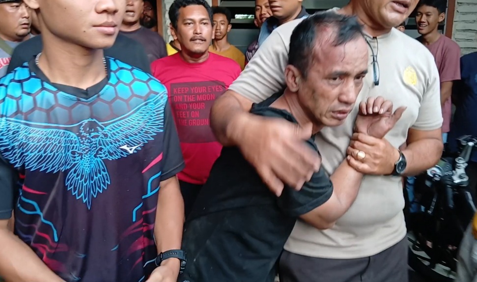 
Warga Sidomulyo Sibiru biru Tangkap Terduga Pelaku Pencurian Handphone di Warung Saragih 


Sibiru biru, elbagus.com
Warga Desa Sidomulyo, Kecamatan Sibiru biru, Kabupaten Deli Serdang menangkap seorang pria yang diduga melakukan pencurian handphone di warung Saragih, di Dusun IV Seme meme di desa itu, Minggu (01/11/2024).

Pelaku berinisial R alias I sempat menjadi bulan bulanan warga yang geram dengan aksi kejahatan tersebut, sebelum akhirnya diamankan oleh personil Polsek Sibiru biru.

Korban saragih, Menceritakan kejadian itu, saat ia menjaga warung milik nya, ia mendapati terduga pelaku masuk dan mengambil HP nya yang terletak di atas meja dan pelaku berusaha langsung kabur menaiki sepeda motor satria Fu.

“HP saya yang terletak dimeja diambil oleh terduga pelaku, saat saya menyadari HP saya hilang, Pelaku sempat ingin kabur menaiki sepeda motor milik nya”.ungkap nya.

Meskipun sempat mencoba kabur, Pelaku akhirnya berhasil ditangkap warga. Pelaku sempat menjadi sasaran amukan warga yang emosi. Beruntung, Kepling dusun 4, ali iges ginting langsung menghubungi personil polsek biru – biru yang berada tidak jauh dari lokasi, Dan segera personil polsek biru – biru mengamankan pelaku pencurian HP dan mengendalikan situasi.

Saat diamankan, pelaku mengaku bernama Riahna Purba tinggal di talun kenas kecamatan stm hilir, Setelah itu, Pelaku langsung di bawa ke polsek biru – biru untuk penyelidikan lebih lanjut. (dotar)